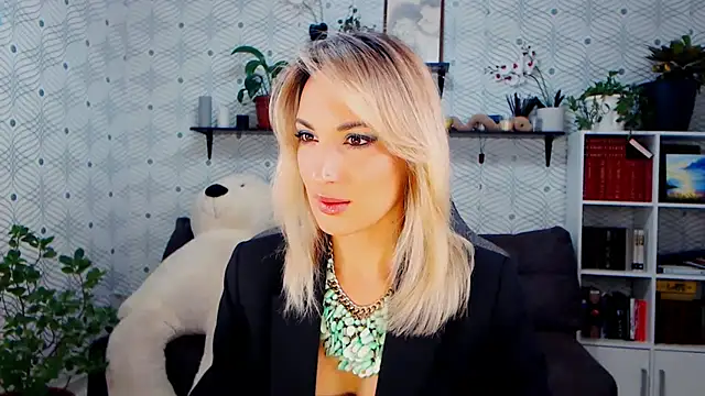 MillaXQueen online show from 11-18-25, 02:43