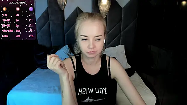 Snapshot of StephanieSweety chatting on 02-05-25, 11:44 StephanieSweety online show from 02-05-25, 11:44