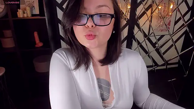 Snapshot of Mayayammy chatting on 02-10-25, 05:09 Mayayammy online show from 02-10-25, 05:09