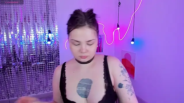 Snapshot of Mayayammy chatting on 02-11-25, 02:02 Mayayammy online show from 02-11-25, 02:02