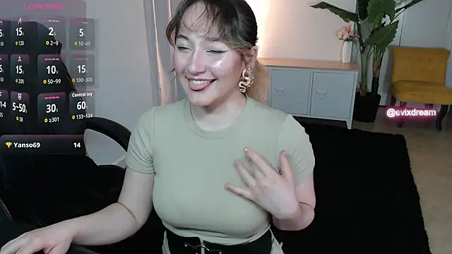 Snapshot of Crystal-dreamt chatting on 05-19-26, 02:01 Crystal-dreamt online show from 05-19-26, 02:01