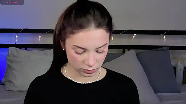 sinthiaroze online show from 10-18-25, 05:25