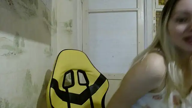 Snapshot of Alice_smiles chatting on 03-15-25, 02:01 Alice smiles online show from 03-15-25, 02:01