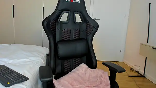 Snapshot of june_desire chatting on 01-11-25, 02:04 june desire online show from 01-11-25, 02:04