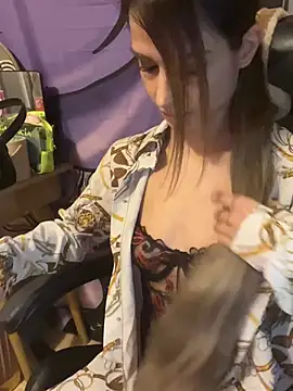 LaPetitechienne1 online show from 12-21-24, 09:47