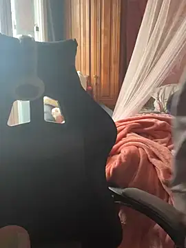 LaPetitechienne1 online show from 02-04-25, 08:24