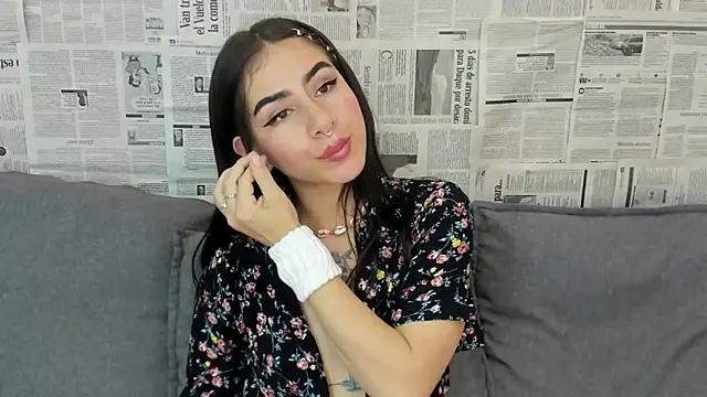 Snapshot of Mhelanny2 chatting on 12-14-24, 01:17 Mhelanny2 online show from 12-14-24, 01:17