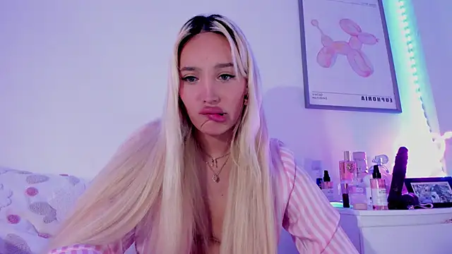 Snapshot of _viioletweekend_ chatting on 03-10-25, 12:07 viioletweekend online show from 03-10-25, 12:07