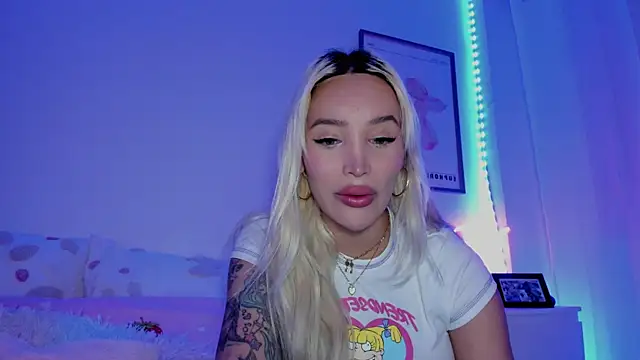 Snapshot of _viioletweekend_ chatting on 03-12-25, 09:35 viioletweekend online show from 03-12-25, 09:35