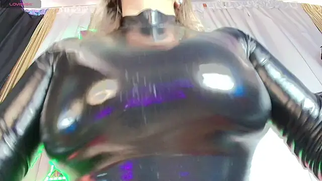 Snapshot of LatexDevil_Blondie chatting on 02-27-25, 02:32 LatexDevil Blondie online show from 02-27-25, 02:32
