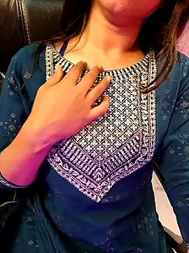 Snapshot of Aditi_1 chatting on 01-12-25, 04:21 Aditi 1 online show from 01-12-25, 04:21