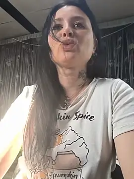Snapshot of KikiXRed chatting on 05-25-26, 01:50 KikiXRed online show from 05-25-26, 01:50
