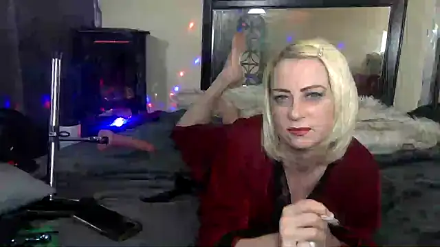 Snapshot of TiffaneyLove chatting on 03-06-25, 11:47 TiffaneyLove online show from 03-06-25, 11:47