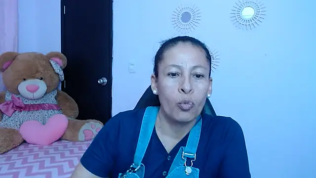 Snapshot of mature_martina chatting on 01-23-25, 10:33 mature martina online show from 01-23-25, 10:33