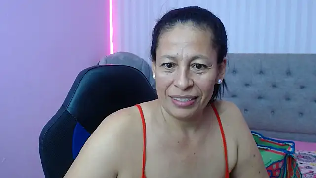 Snapshot of mature_martina chatting on 01-24-25, 10:43 mature martina online show from 01-24-25, 10:43