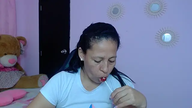 Snapshot of mature_martina chatting on 02-01-25, 02:05 mature martina online show from 02-01-25, 02:05