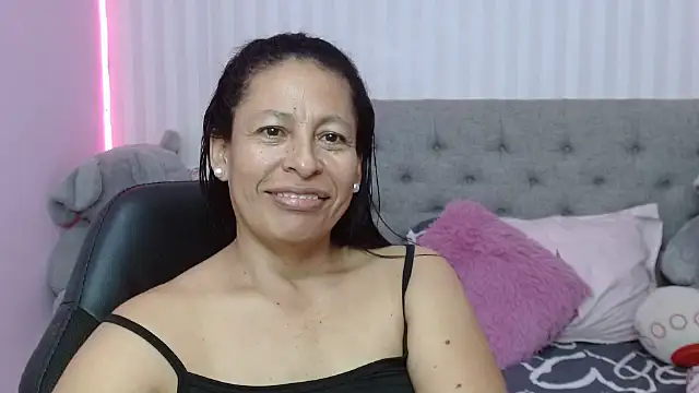 Snapshot of mature_martina chatting on 02-05-25, 06:13 mature martina online show from 02-05-25, 06:13