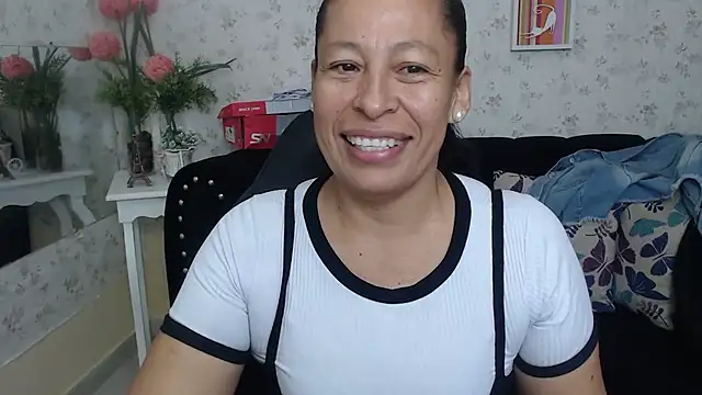 Snapshot of mature_martina chatting on 03-21-25, 12:06 mature martina online show from 03-21-25, 12:06