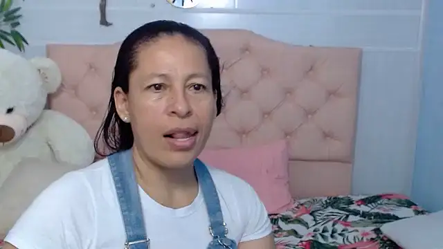 Snapshot of mature_martina chatting on 09-09-25, 10:42 mature martina online show from 09-09-25, 10:42