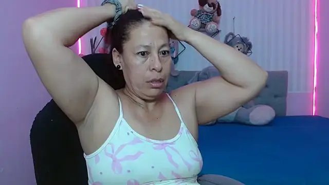 Snapshot of mature_martina chatting on 05-17-26, 11:06 mature martina online show from 05-17-26, 11:06