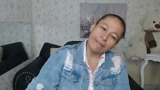 Snapshot of mature_martina chatting on 05-27-26, 11:40 mature martina online show from 05-27-26, 11:40