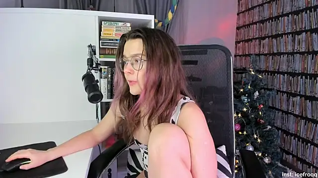 Snapshot of icefroqq chatting on 01-17-25, 08:44 icefroqq online show from 01-17-25, 08:44