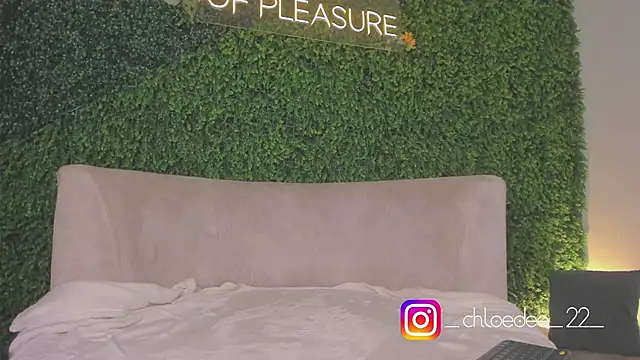 Snapshot of chloe_d chatting on 09-25-25, 12:42 chloe d online show from 09-25-25, 12:42