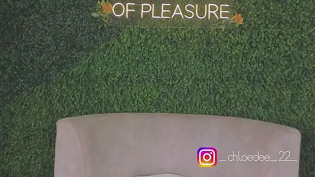 Snapshot of chloe_d chatting on 10-09-25, 12:25 chloe d online show from 10-09-25, 12:25