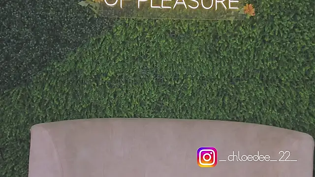 Snapshot of chloe_d chatting on 10-20-25, 11:43 chloe d online show from 10-20-25, 11:43