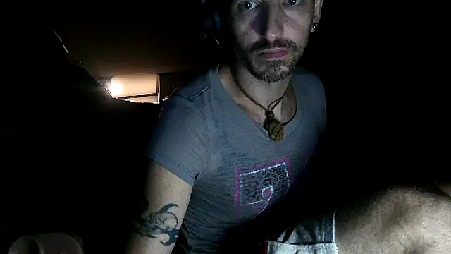 Snapshot of Bi_curious86 chatting on 09-26-25, 05:44 Bi curious86 online show from 09-26-25, 05:44