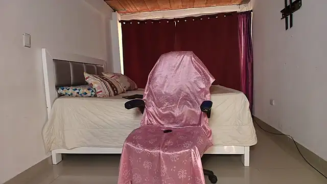 Snapshot of Danna_777 chatting on 09-19-25, 09:04 Danna 777 online show from 09-19-25, 09:04