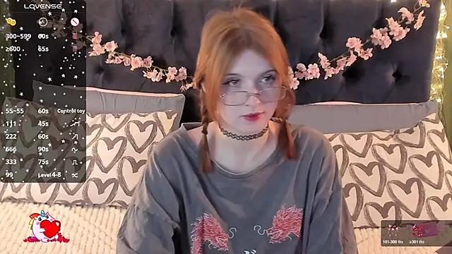 Snapshot of AliceLanley chatting on 04-12-26, 11:04 AliceLanley online show from 04-12-26, 11:04
