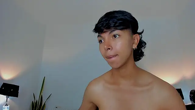 xhenisa  online show from 03-04-26, 04:46