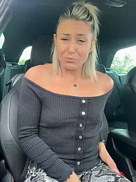 petrouchkaaa  online show from 04-12-26, 08:30