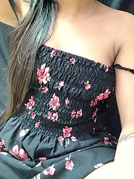 Snapshot of Roshni_98 chatting on 05-11-26, 02:45 Roshni 98 online show from 05-11-26, 02:45