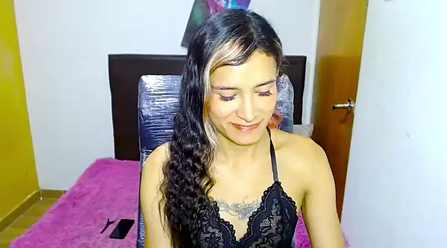 Snapshot of Queen_camila chatting on 03-12-25, 06:44 Queen camila online show from 03-12-25, 06:44