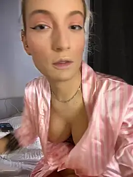 Snapshot of Ella_Charm chatting on 10-22-25, 04:29 Ella Charm online show from 10-22-25, 04:29