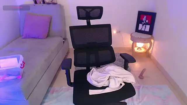 lilian prada online show from 02-22-25, 07:36