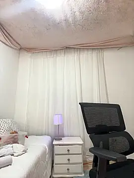 Snapshot of lilian_prada chatting on 05-12-26, 06:05 lilian prada online show from 05-12-26, 06:05