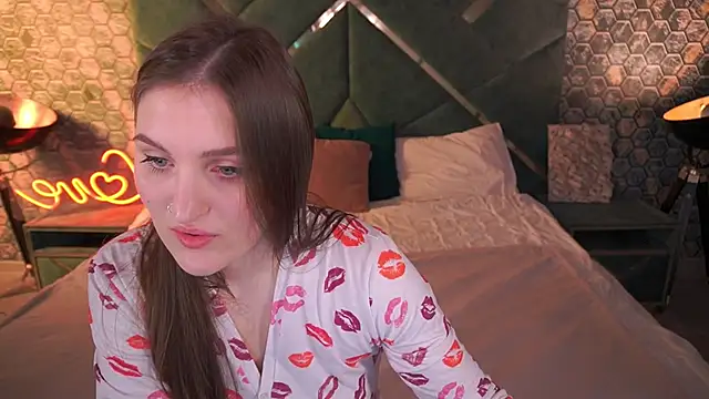 EmmyCharmm online show from 11-16-25, 06:41