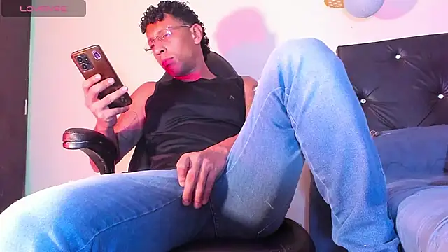 Snapshot of FuckHardlove chatting on 12-20-24, 03:47 FuckHardlove online show from 12-20-24, 03:47