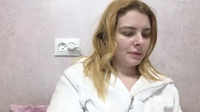 Snapshot of Day-off chatting on 12-15-24, 09:13 Day-off online show from 12-15-24, 09:13