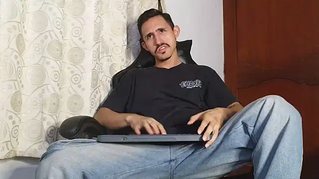 Snapshot of HomeAloneK chatting on 06-05-26, 08:14 HomeAloneK online show from 06-05-26, 08:14