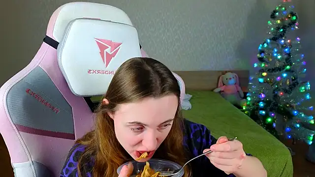 Cowell Adelina online show from 12-21-25, 09:27