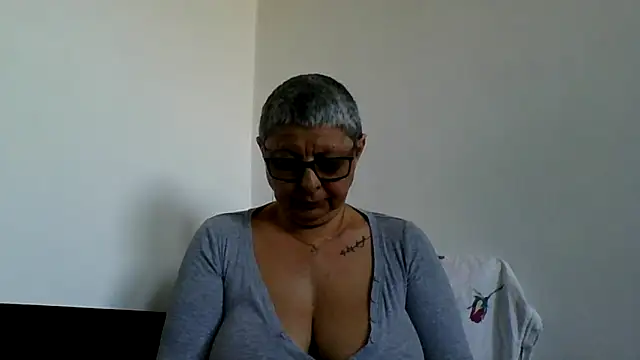 Snapshot of roseblak42 chatting on 04-25-26, 04:04 roseblak42 online show from 04-25-26, 04:04