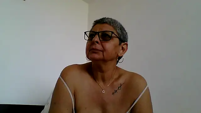 Snapshot of roseblak42 chatting on 07-14-26, 01:39 roseblak42 online show from 07-14-26, 01:39