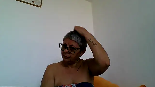 Snapshot of roseblak42 chatting on 07-25-26, 04:37 roseblak42 online show from 07-25-26, 04:37