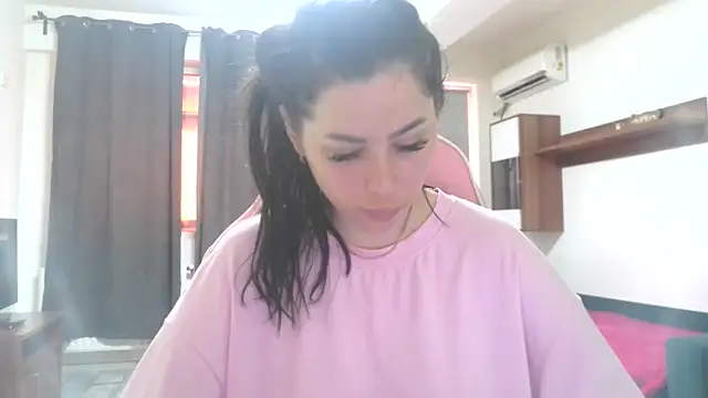 Snapshot of LovelyJulliette chatting on 06-17-26, 12:40 LovelyJulliette online show from 06-17-26, 12:40