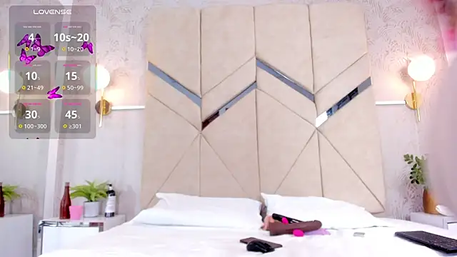 LiaVelez online show from 10-04-25, 01:31