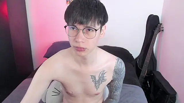 Snapshot of Aventure_Twinks chatting on 06-12-26, 08:30 Aventure Twinks online show from 06-12-26, 08:30